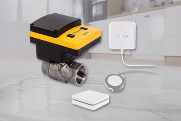 Product shot of a sedna by sinope smart watter shutoff valve system and its long-range wifi parts.
